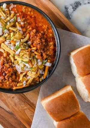 A picture of Misal pav.