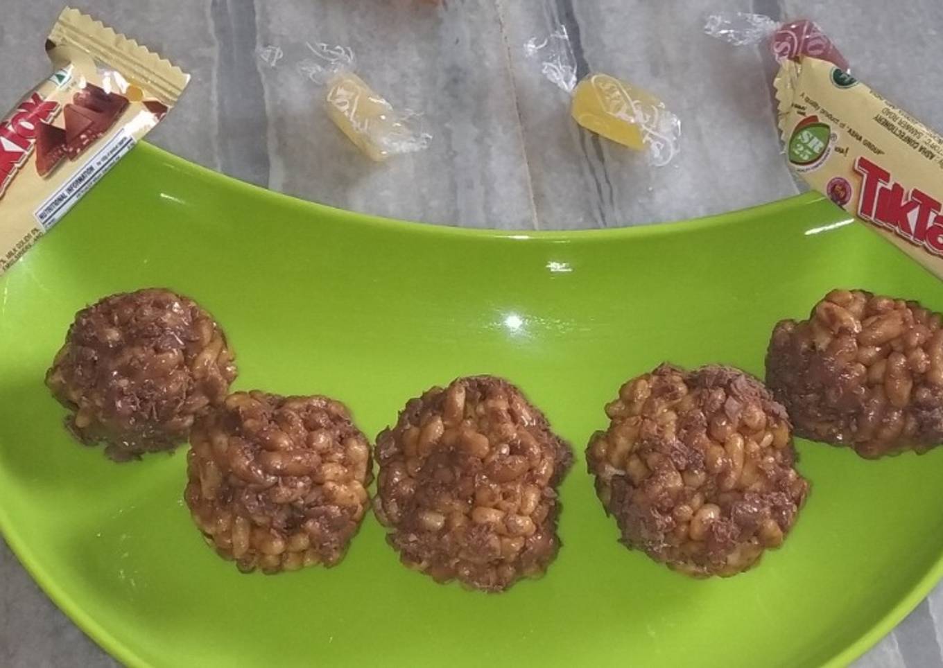 Chocolaty puffed rice laddu