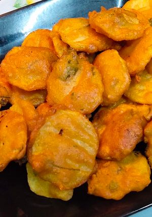 बटाटा भजी (batata bhaji recipe in marathi) रेसिपी चे मुख्य फोटो 