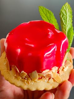 Una foto de Bavaroise de mascarpone y mousse de fresas