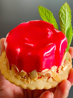 Una foto de Bavaroise de mascarpone y mousse de fresas