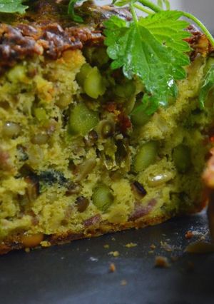 Une photo de Cake aux orties, asperges vertes et lardons