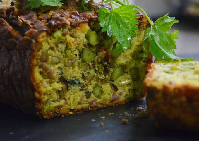 Cake aux orties, asperges vertes et lardons