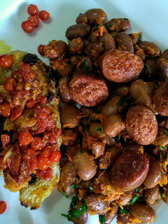 Una foto de Chorizos con alubias (frijol cargamento)