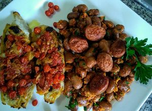 Una foto de Chorizos con alubias (frijol cargamento)