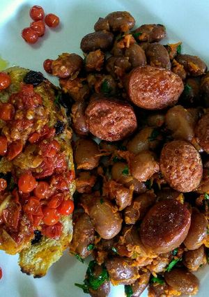 Una foto de Chorizos con alubias (frijol cargamento)
