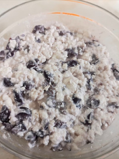 Una foto de Queso cottage con aceitunas negras
