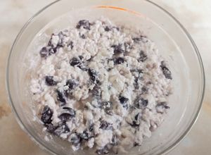 Una foto de Queso cottage con aceitunas negras