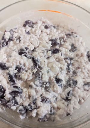 Una foto de Queso cottage con aceitunas negras