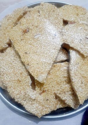 तिल और चीनी की चिक्की(Til aur cheeni ki chikki recipe in Hindi) रेसिपी मुख्य फोटो