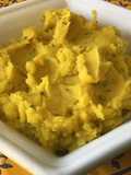 Purée aux deux pommes de terre, curcuma, ail et persil