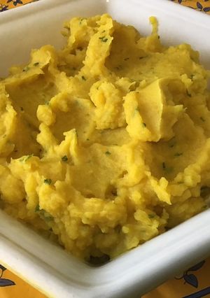 Une photo de Purée aux deux pommes de terre, curcuma, ail et persil