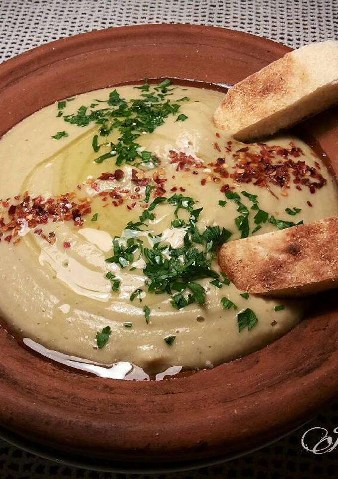 Una foto de Hummus al estilo libanés, con un toque picante