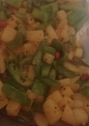 A picture of Aloo capsicum.