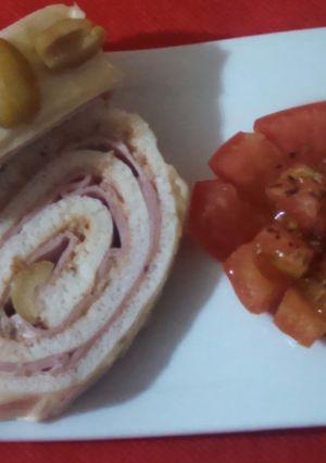 Una foto de Pionono relleno para las fiestas! excelente opción de entrada fría!
