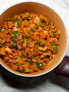 शिमला मिर्च बेसन भुर्जी (Shimla Mirch Besan Bhurji Recipe in Hindi) रेसिपी मुख्य फोटो