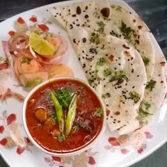 A picture of Chole kulcha.