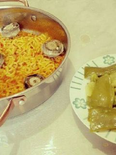 Una foto de Fideua con champiñones al ajillo