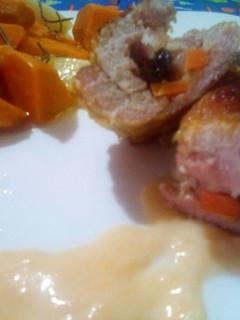 Una foto de Bondiola rellena con pasas uva zanahoria bacon con sals queso