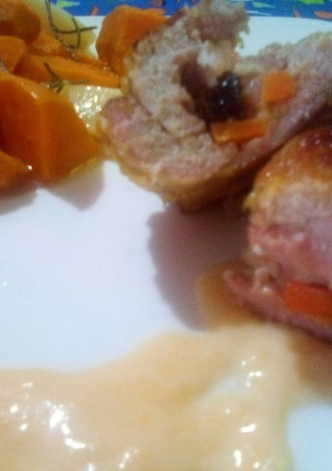 Una foto de Bondiola rellena con pasas uva zanahoria bacon con sals queso