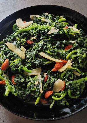 A picture of Stir-Fried Watercress with Goji Berries.