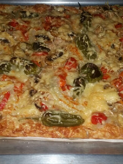 Una foto de Pizza de atún y pimientos rojos y pimientos patrón con queso
