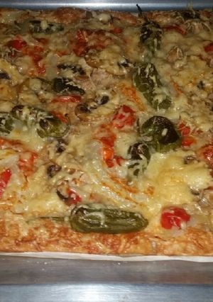 Una foto de Pizza de atún y pimientos rojos y pimientos patrón con queso