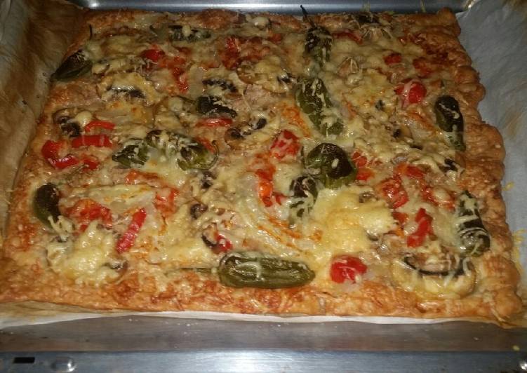 Pizza de atún y pimientos rojos y pimientos patrón con queso