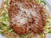Una foto de pasta con salsa inglesa