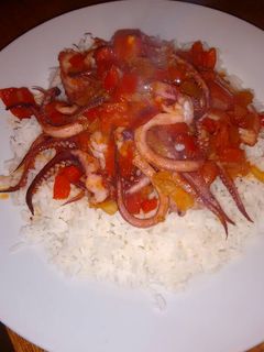Una foto de Tentáculos de calamar con salsa y arroz