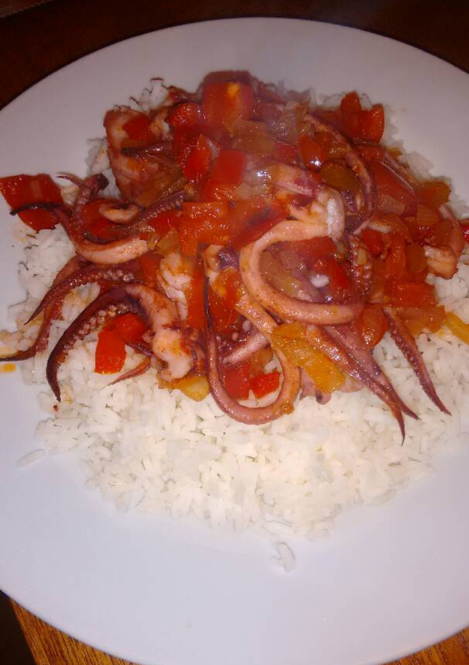 Una foto de Tentáculos de calamar con salsa y arroz