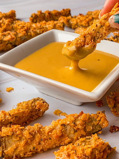 Una foto de Bastones crujientes de berenjena con salsa de mostaza y miel