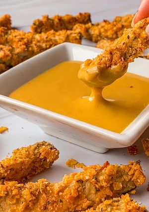 Una foto de Bastones crujientes de berenjena con salsa de mostaza y miel