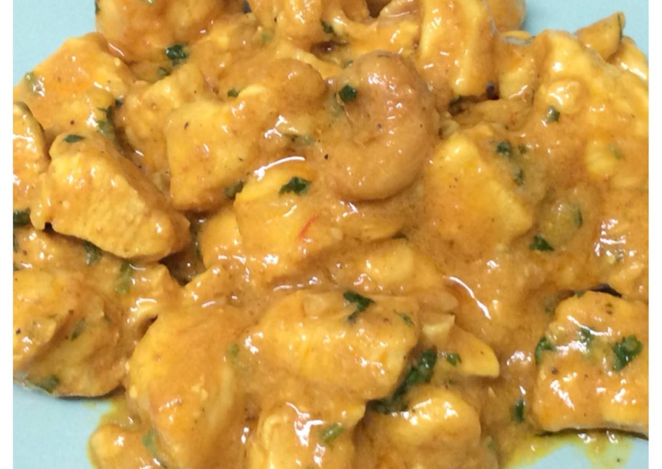 Pollo al curry con leche de coco y anacardos