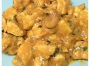 Una foto de pollo al curry con leche de coco