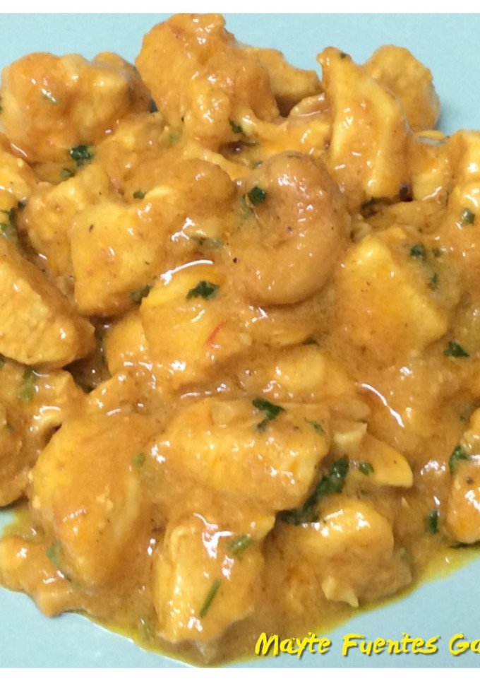 Una foto de Pollo al curry con leche de coco y anacardos