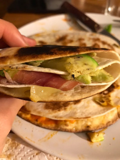 Una foto de Quesadillas de aguacate y jamón