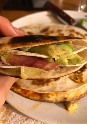 Una foto de Quesadillas de aguacate y jamón