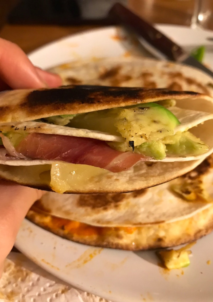 Una foto de Quesadillas de aguacate y jamón