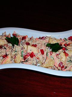 Una foto de Espectacular ensaladilla con pechuga de pollo y fruta - tapas