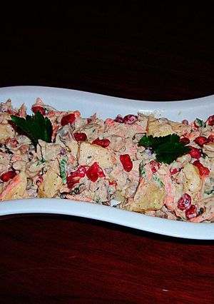 Una foto de Espectacular ensaladilla con pechuga de pollo y fruta - tapas