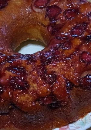 Una foto de Torta invertida de frutillas