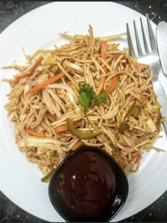வெஜ் ஹக்கா நூடுல்ஸ் (Veg hakka noodles recipe in tamil) செய்முறை முக்கிய புகைப்படம்