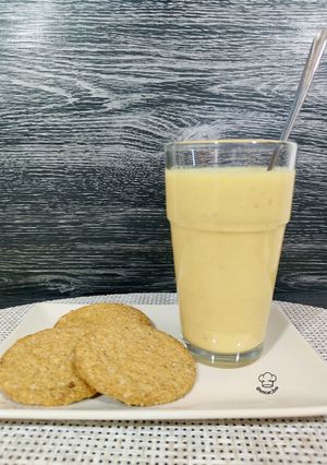 Foto principal de Smoothie de piña con yogur de cereales y cúrcuma