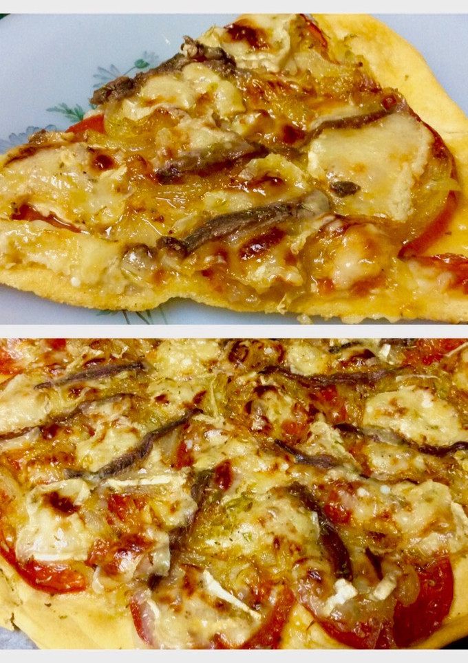 Una foto de Pizza con masa casera de cebolla caramelizada y rulo de queso de cabra