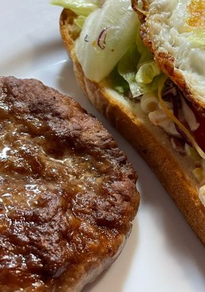 便利商店自組早餐+漢排 的食譜成品照片