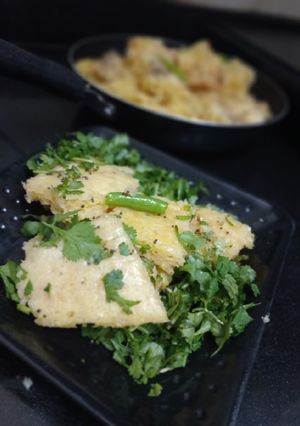 ખમણ ઢોકળાં (Khaman Dhokla Recipe In Gujarati) રેસીપી મુખ્ય ફોટો