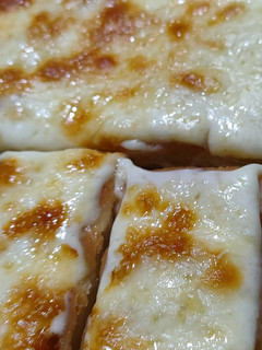 Una foto de Pizza de queso muzzarella (sin gluten)