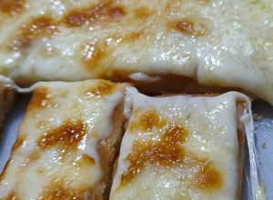 Una foto de Pizza de queso muzzarella (sin gluten)