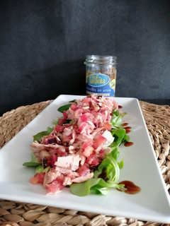 Una foto de Tartar de tomate azul y atún en aceite de oliva